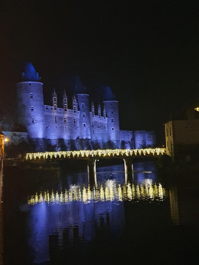 Aux Lits Du Canal Bed & Breakfast Josselin Exterior photo