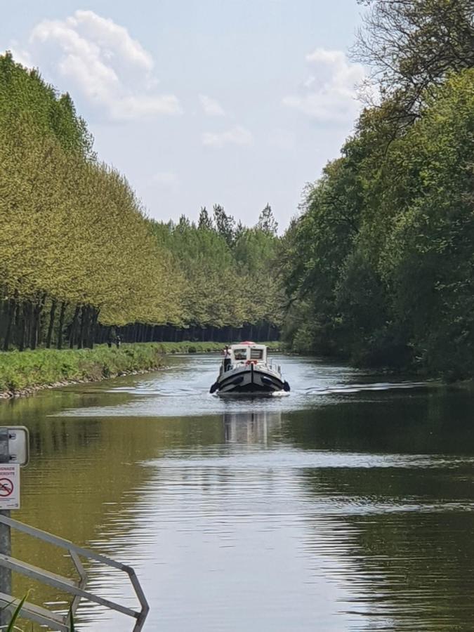 Aux Lits Du Canal Bed & Breakfast Josselin Exterior photo