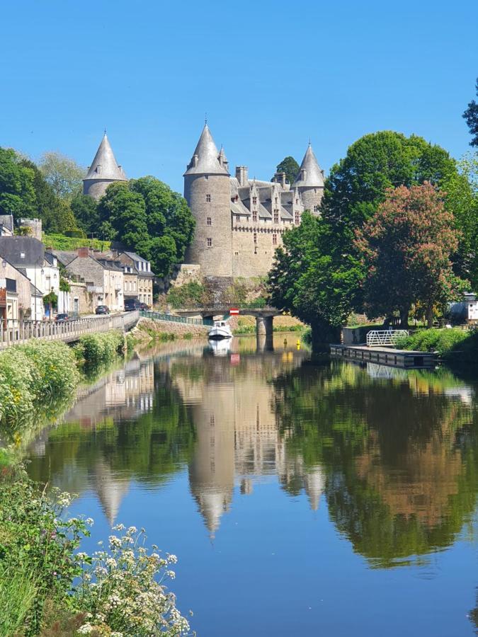 Aux Lits Du Canal Bed & Breakfast Josselin Exterior photo