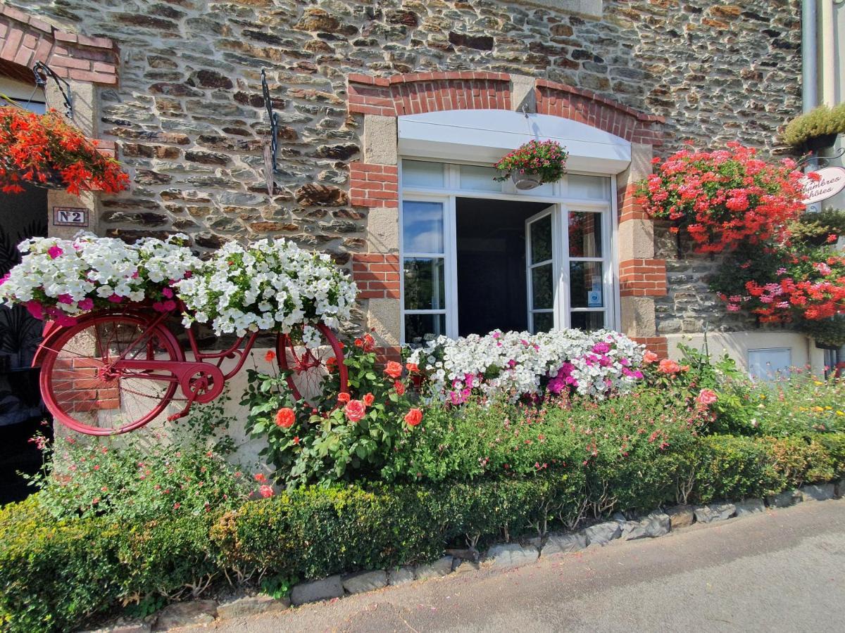 Aux Lits Du Canal Bed & Breakfast Josselin Exterior photo