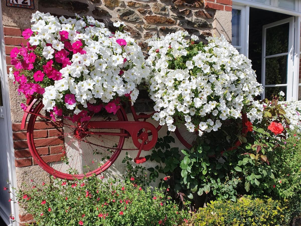 Aux Lits Du Canal Bed & Breakfast Josselin Exterior photo